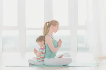 Mãe e filho a meditar