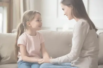 Mãe e filha a conversar