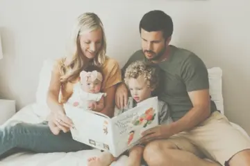 Familia a ler livro
