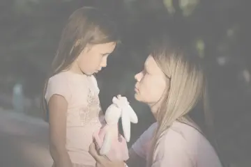 Mãe e filha a conversar