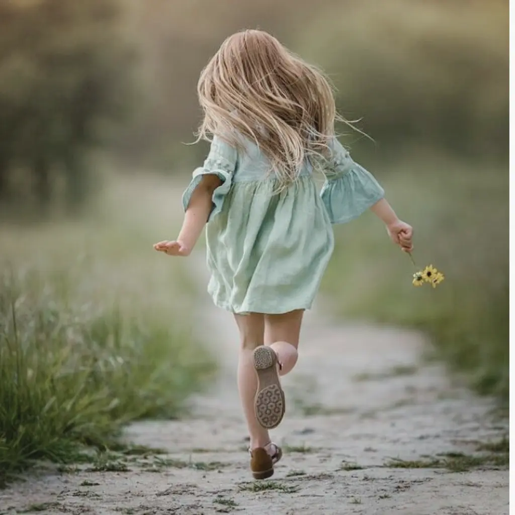 menina a correr livre e a explorar